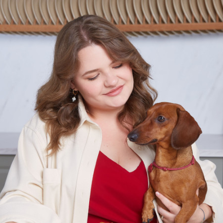 женщина и собака смотрят в компьютер