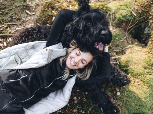 Русский черный лежит с хозяйкой